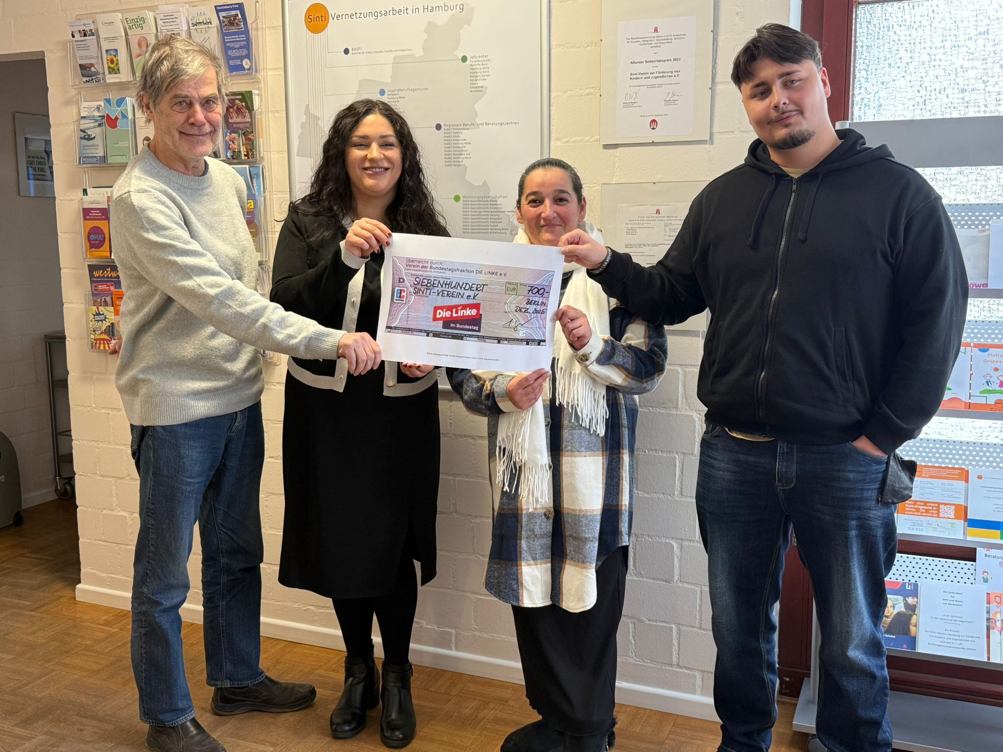 Spendenübergabe durch die Linksfraktion